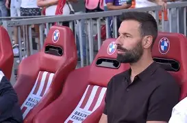 LOL赛事入口-包含从埃因霍温赛后队长鼓劲到赛地聚焦——亚冠今夜热度飙升，转会期金州勇士调整名单以备欧联的词条